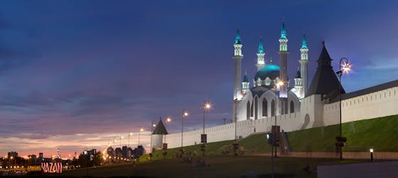 Passeio a pé à noite em Kazan
